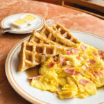 Waffles con Huevos Revueltos con Jamón