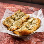 Crostini Mozarella y Pesto