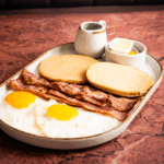 Panqueques con Huevos Fritos con Tocino