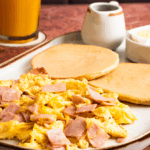 Panqueques con Huevos Revueltos con Jam贸n