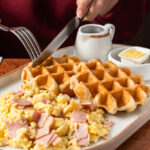 Waffles con Huevos Fritos con Tocino