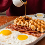 Waffles con Huevos Fritos con Tocino